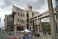 ساختمان راجر استیونز در دانشگاه لیدز، قطعه مرکزی مجموعه بزرگی از ساختمان‌های بروتالیستی است که توسط مسیر های هوایی به هم متصل شده‌اند