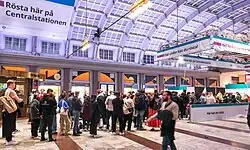 Hundreds queue to vote at Stockholm Central Station, 35 minutes before closing time, on election day, ۱۱ سپتامبر ۲۰۲۲
