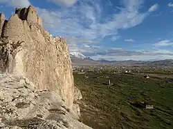 دژ باستانی وان با ویرانه‌های شهر توشپا در زیر