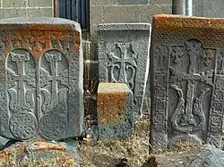 خاچکارهای دوره قرون وسطی نزدیکی کلیسای Surp Astvatsatsin