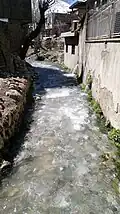 آب جاری از کوه‌های مجاور روستا.