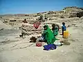 مادری به همراه فرزندانش در روستایی در حوالی چرخچران