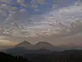 نمایی از آتشفشان‌های دریاچهٔ آتیتلان شامل آتشفشان آتیتلان (چپ)، تولیمان (مرکز) و سن پدرو (راست)