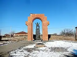 Երկրորդ աշխարհամարտում զոհվածների հուշարձան Արմավիրի մարզի Նոր Արտագերս գյուղում, քանդակագործ՝ Դավիթ Բեջանյան, ճարտարապետ.՝ Ս. Մկրտչյան