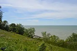 دریاچه ایری shoreline looking west from Lakefront Lodge Metropark