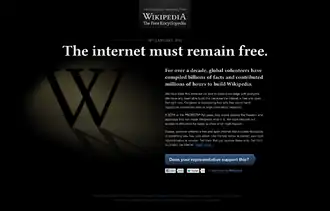 صفحه سیاه ویکی‌پدیا در اعتراض به قانون SOPA با عنوان: اینترنت باید آزاد بماند.