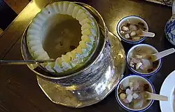 سوپ ملون زمستانی سرو شده با یک ظرف به شکل ملون