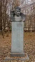 مجسمه نیم‌تنه «یغیشه چارنتس» در پارک شهر گیومری،  ۲۰۱۲