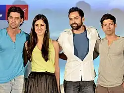 فرهان اختر در کنار تیم بازیگریزندگی روز به روزهبه ترتیب از چپهریتک روشن،کاترینا کایف،آبهای دئول