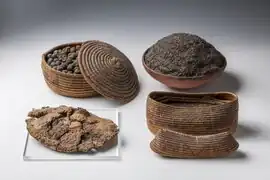 سبدهایی حاوی میوه نخل دوم (بالا) و قرص‌های نان (پایین)- سال ۱۳۵۳ پیش از میلاد