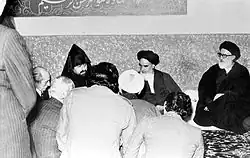 آرداک مانوکیان، اسقف اعظم ارمنی‌های تهران، با سید روح‌الله خمینی در مدرسه علوی، فوریه ۱۹۷۹