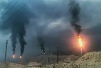 فلرها (مشعل‌های) پارس جنوبی در عسلویه که به عنوان یکی از منابع اصلی آلودگی شناخته می‌شوند