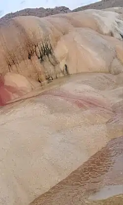 پرونده:چشمه تراورتن ساز جلفا.jpeg