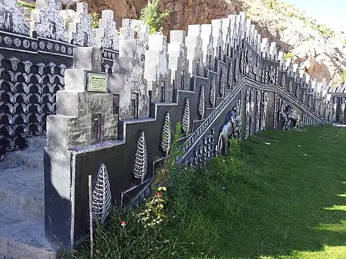 نمایی از نقش برجسته یادبود تخت جمشید در محوطه پارک آبشار اثر حبیب دانایی فرد