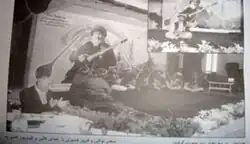 بابه قران در حال اجرای آواز خواندن