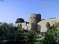 تنها برج دیده‌بانی باقی‌مانده از باغ دولت‌آباد.پاییز ۱۳۸۷ خورشیدی