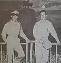 داریوش نیک‌گو (راست) در لباس نظام وظیفه در دورۀ آموزشی توپخانه در اصفهان، به همراه یکی دیگر از فوتبالیست‌های تیم فوتبال کرمانشاه.