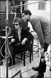 Tom Wilson (right) with باب دیلن (left), recording "چون یک خانهبهدوش", ۱۹۶۵