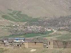 نمایی از روستای پریان از زاویه جنوب شرقی و از فاصله یک کیلومتری