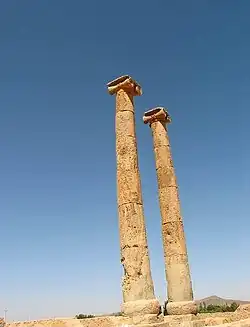ستون‌های تاریخی آتشکده خورهه که در فاصله ۲۰ کیلومتری شمال نیم‌ور و در دهستان خورهه قرار دارد.