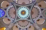 نامها و صفات الله در خوشنویسی اسلامی بر روی لچکیهای مسجد چاملیجا در استانبول، گشودهشده در ۲۰۱۹