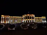 تالار شهر گیومری در میدان وارتانانتس