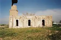مسجد قدیمی کوفخه در سال ۲۰۰۰ که به انبار تبدیل شده‌است