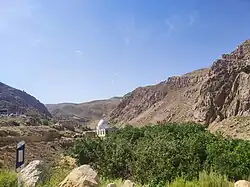 امامزاده‌ی روستای کلیدر نیشابور، از دید جاده‌ی منتهی به آن