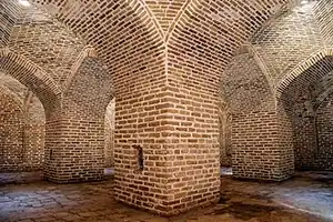 کاروانسرای دیر گچین که معماری شبیه به چهارپایه اصلی چهارطاقی دارد. این بنا که امروزه به مسجد تبدیل شده است، به احتمال زیاد کاربری آن درگذشته سالن پذیرایی از مهمانان کاروانسرا بوده است.