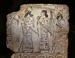 کاشی که پادشاه و همراهانش را نشان می‌دهد،  9th century BC