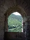 نمایی از تپه‌ها از یکی از پنجره‌های دژ
