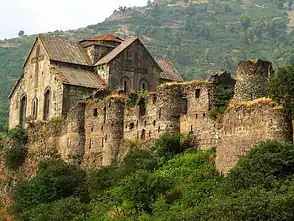 صومعه آختالا و دیوارهای مستحکم