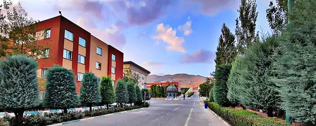 نمایی از حیاط ورودی پردیس مرکزی دانشگاه علامه طباطبائی