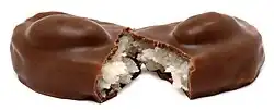 یک شکلات تختهای آلموند جوی نصف شده از وسط..