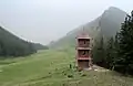 چشم‌اندازی از ارتفاعات هِلان با پاگودایی امروزی.