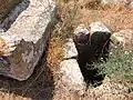 چاه کهن با آبشخور سنگی در دره شمال غربی خربه ذکرین