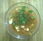 سوپ هویج و پاپایا بر پایهٔ آبگوشت که با هویج ژولین‌شده تهیه شده است