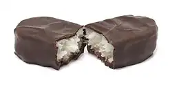 یک شکلات تخته‌ای ماوندز نصف شده از وسط.