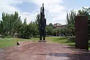 مجسمه یادبود یقیشه چارنتس