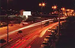 نوردهی دراز مدت باعث کشیده شدن نور چراغ‌ اتومبیل‌ها شده است. نورهای قرمز چراغ‌های عقب و نورهای سفید چراغهای جلو.