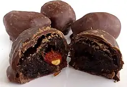 آلو بخارای شکلاتی روسی با بادام در میان آن