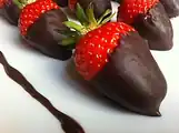 توت‌فرنگی با روکش شکلاتی