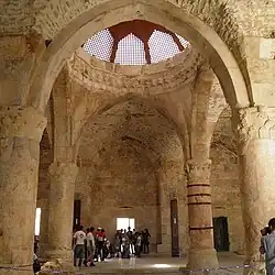 یک برج سنگی مربعی با بارو و تیرکش