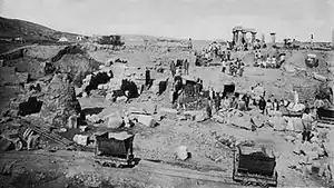 نمایی از کاوش‌ها در سال ۱۸۹۸.