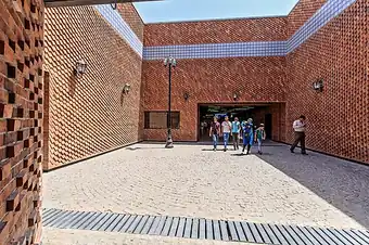۴ حیاط رو باز در مسیر ۴ ورودی ایستگاه مترو