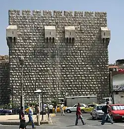یک برج سنگی مربعی با بارو و تیرکش