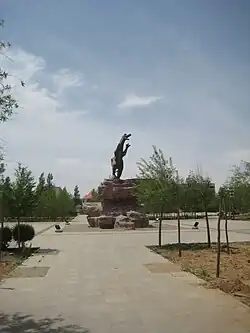 مجسمهٔ‌ دایناسور در شهر ارین‌خوت در این آیماق