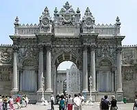 نمای بیرونی دروازهٔ خزانه پس از بازسازی.