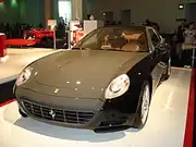 یک فراری ۶۱۲ اسکاییتی نسخهٔ شصت. فراریها از نمادینترین ابرخودروهای ایتالیا هستند.