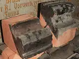 آجر شکل‌داده‌شده با لعاب سیاه